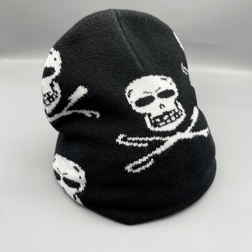 Blackthorn 31 men's skull knitted hat featuring a bold skull pattern, designed for stylish winter wear.