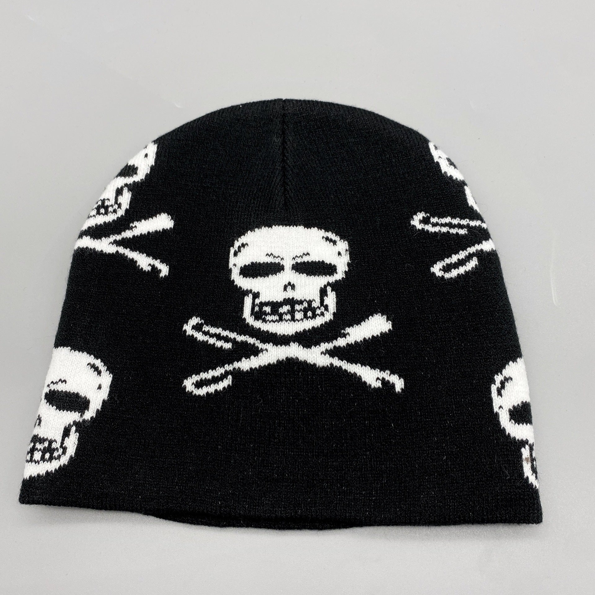 Blackthorn 31 men's skull knitted hat with bold skull pattern, warm and stylish for cold weather.
